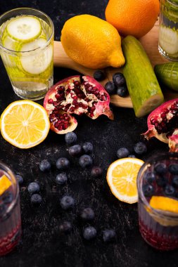 Limon, nar ve meyveleri koyu ahşap arka plan üzerinde