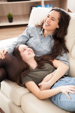 Birlikte iyi vakit geçiriyor ve en eski genç kız