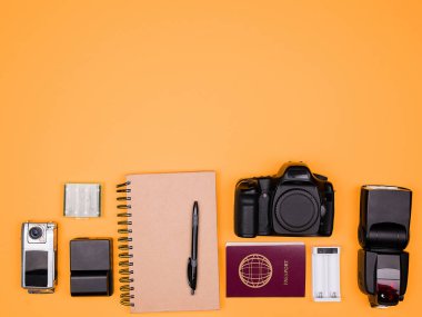 Flatlay aksesuarları pastel turuncu zemin üzerine bir seyahat Blogger