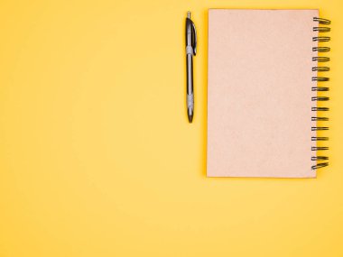 Kağıt defter bir kalem yanındaki