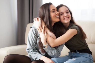 Yan yana iki kız kardeş