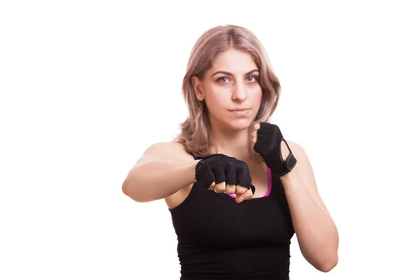 Boxeador en forma mujer usando guantes deportivos — Foto de Stock