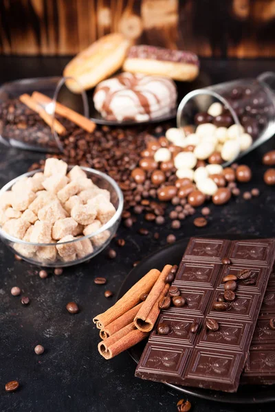 Zucchero di canna in una ciotola di vetro accanto a caramelle e dolci — Foto Stock