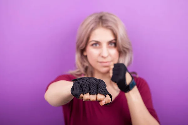 Mujer con guantes deportivos lista para luchar —  Fotos de Stock