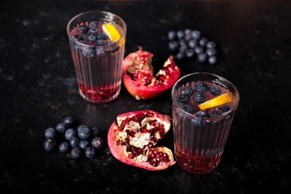 İki bardak infüzyon su organik çilek ve nar ile