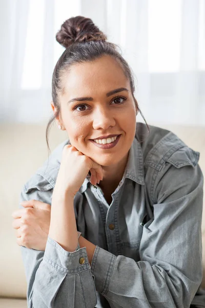 Retrato de una hermosa mujer en el sofá — Foto de Stock