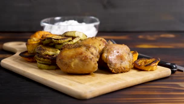 Deliciosa cena hecha de carne de pollo a la parrilla y verduras a la parrilla — Vídeo de stock