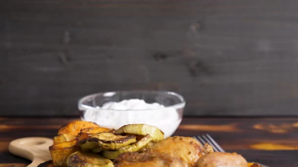 Gesundes Abendessen aus gegrilltem Gemüse und gebratenem Huhn — Stockvideo