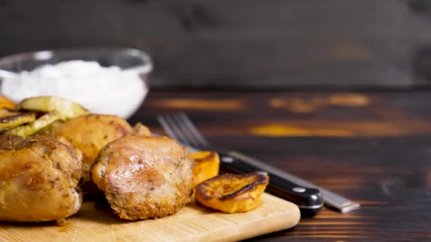 Carne de frango frita e legumes grelhados na mesa de madeira — Vídeo de Stock