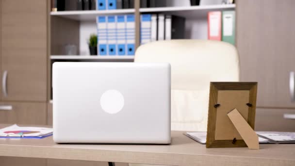 Computer portatile moderno in un ufficio — Video Stock
