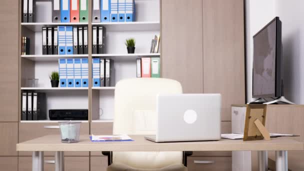 Intérieur de bureau moderne avec un ordinateur portable sur la table — Video