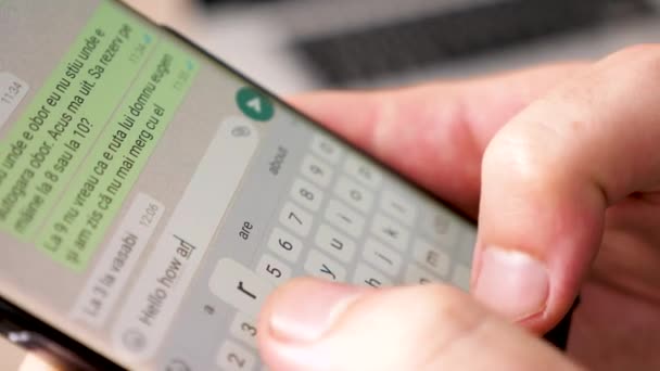 Primer plano manos hombre escribiendo un texto en la pantalla del teléfono inteligente — Vídeos de Stock