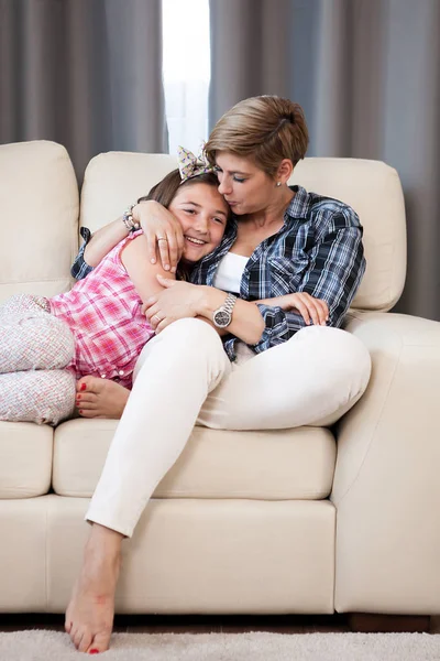 Carino adolescente figlia in braccio di sua madre — Foto Stock