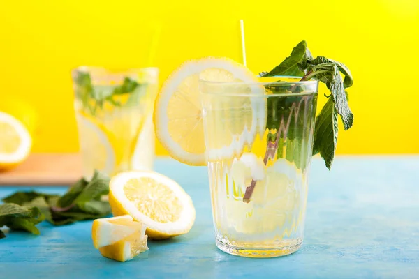 Bebida de água fria limão para dias quentes de verão — Fotografia de Stock