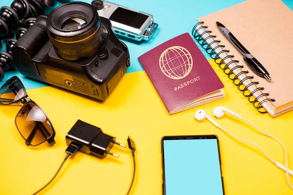 Комплект для фотографа, который любит путешествовать — стоковое фото