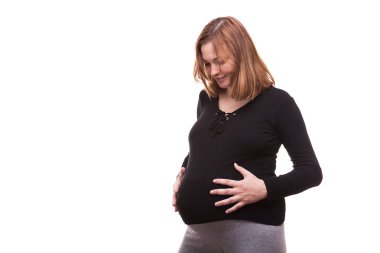 Mutlu hamile kadın karnını tutuyor.