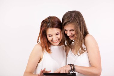 Tablet Pc tutan iki güzel kadın portresi