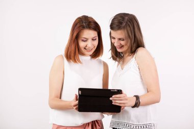 Tablet Pc tutan iki güzel kadın portresi