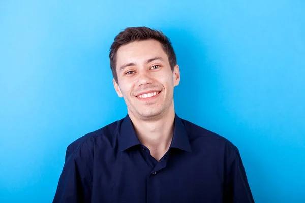 Feliz joven sonriendo a la cámara —  Fotos de Stock