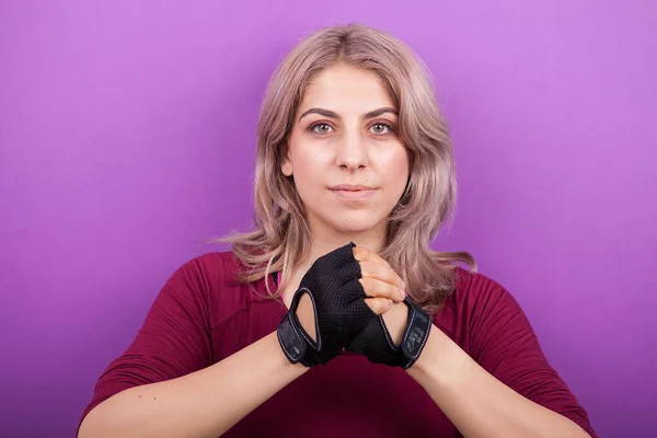 Blond kvinna med sport handskar på händerna — Stockfoto