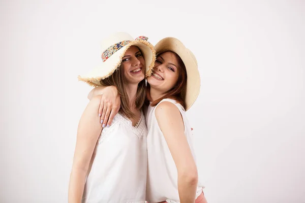 Dwa szczęśliwy koleżanki, noszenie czapki letnie — Zdjęcie stockowe