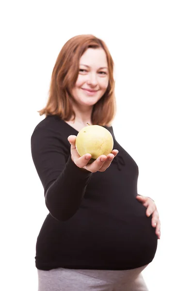 Studio Fotografia Kobieta w ciąży z jabłkiem w dłoni — Zdjęcie stockowe