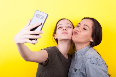 Mutlu bir şekilde gülerek bir selfie alarak kız gülümseyerek