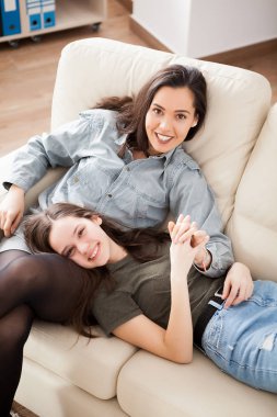 Having a büyük zaman oturma odasında iki kız kardeş