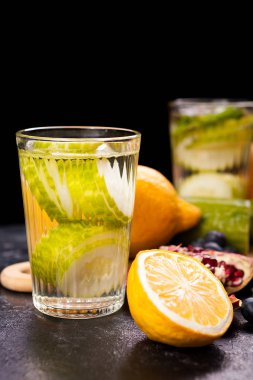 Farklı organik meyve gelen sağlıklı ev yapımı limonata