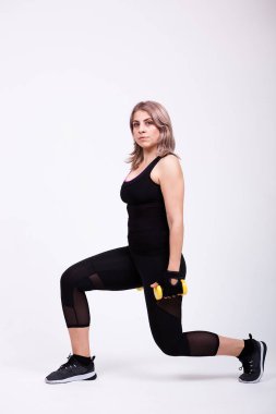 Kadın ile iki küçük halter egzersiz