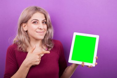 Sarışın genç kadın ile onun elinde bir Pc tablet