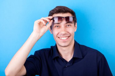 Aptal surat gülümseyen genç adam