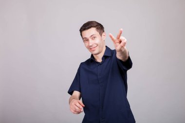 Cool olumlu adam barış işareti gösterilen