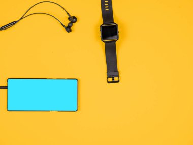 Smartphone ve smartwatch düz yatıyordu üstten görünüm