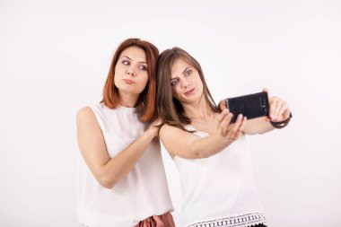 Bir selfie alarak iki mutlu kız