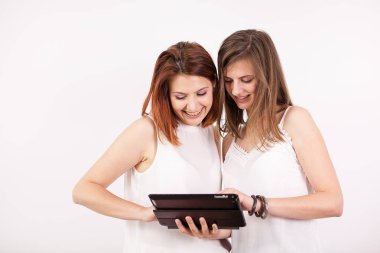 Tablet Pc tutan iki güzel kadın portresi