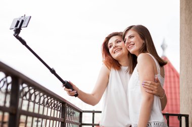 Bir selfie alarak mutlu ve pozitif arkadaşlar