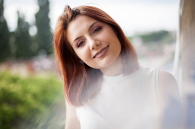 Yaz ışınları muhteşem redhaired kadın portresi
