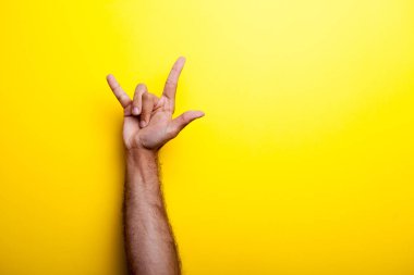 büyük bir patlama el işaretleri ile genç adam arıyorum 