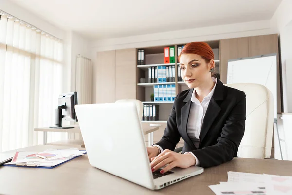 Nahaufnahme Weitwinkelbild der Geschäftsfrau in ihrem Büro — Stockfoto