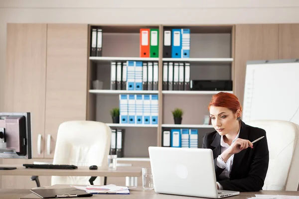 Porträt einer Geschäftsfrau im Anzug und bei der Arbeit — Stockfoto