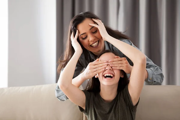 Due amiche stanno giocando a nascondino — Foto Stock