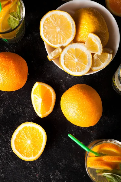 Sağlıklı ve lezzetli limonata ve portakal suyu üstten görünüm