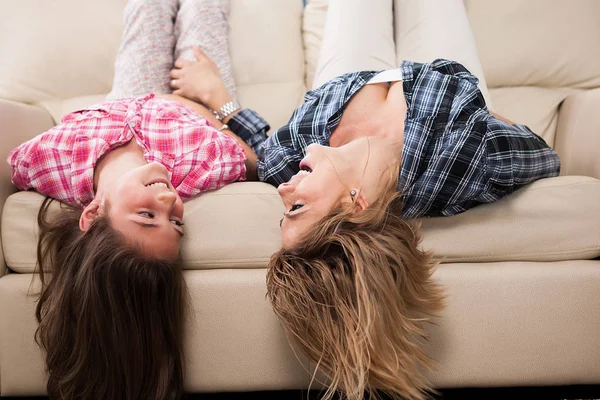 Sevimli kızıyla kanepede kafalarını ile baş aşağı yalan birlikte güzel annem