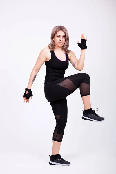 Τακτοποίηση γυναίκα σε αθλητικά ενδύματα και γάντια άσκηση — Φωτογραφία Αρχείου