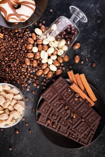 Deliciosos caramelos sobre un fondo de madera oscura —  Fotos de Stock