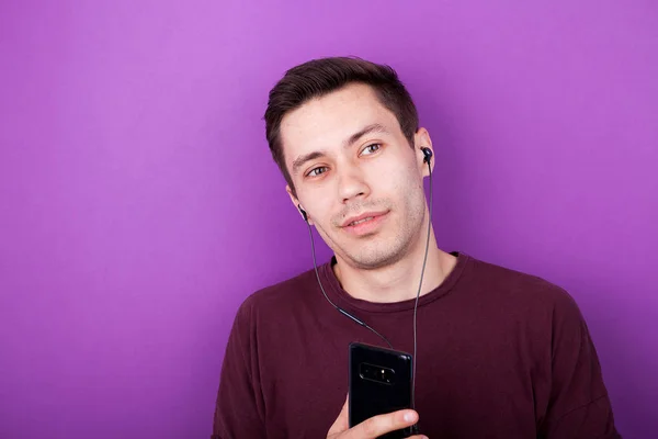 Cooler Junge hört Musik auf dem Smartphone — Stockfoto