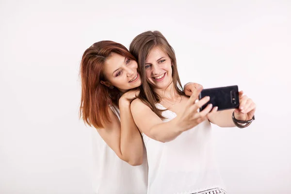 两个华丽的年轻女子的肖像, 一个鲜红和棕色头发, 采取了自拍 — 图库照片