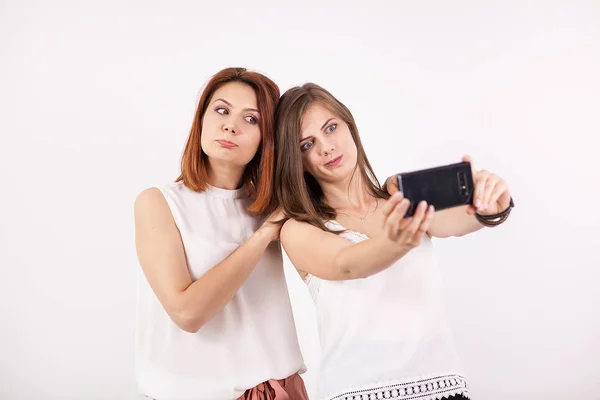 Két boldog lány vesz egy selfie — Stock Fotó