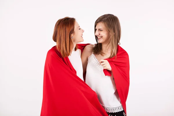 两个美丽的女性朋友用红毯覆盖着他们自己 — 图库照片